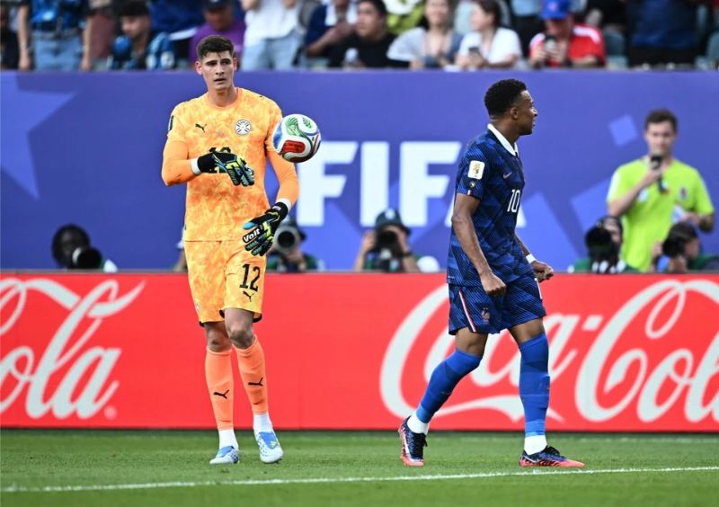 Kylian Mbappe liên tục bị đối thủ chơi xấu